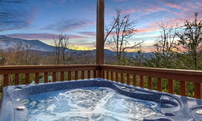 Black Bear Falls Cabin | Breathtaking views of the Smokies, 3 mins to Gatlinburg!