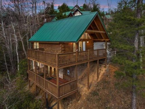 Black Bear Falls House | Breathtaking views of the Smokies, 3 mins to Gatlinburg