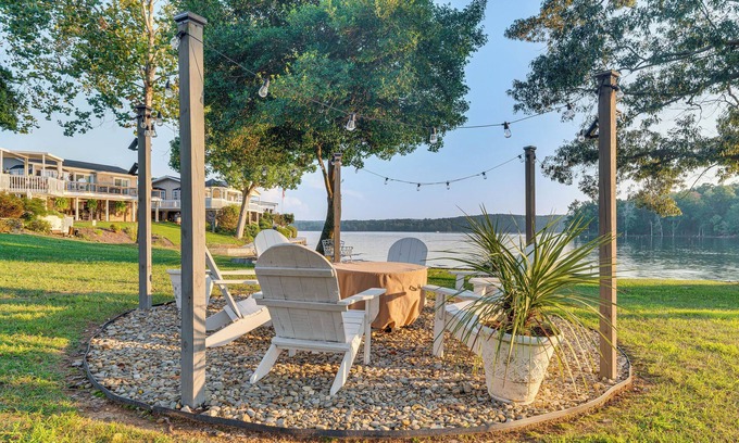 New London House | Breathtaking Views & Deck: Badin Lake House!