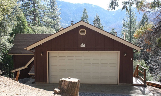 Springville Cabin | Breathtaking views of Slate Mountain and the Sequoia National Forest.