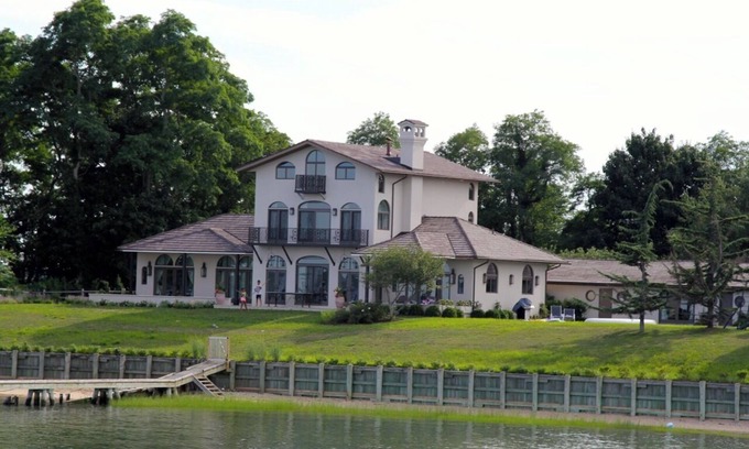 Shelter Island House | Breathtaking waterfront 5-bedroom house in charming Shelter Island with pool