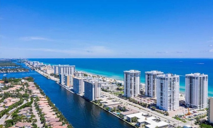 Hollywood South Central Beach Condo | Breathtaking water view condo
