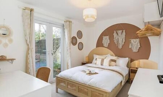 Headington Apartment | Breeze at Bohemian Haven