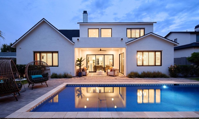 Wilshire Terrace House | Breeze - Sparkling Pool - Mins to Old Town
