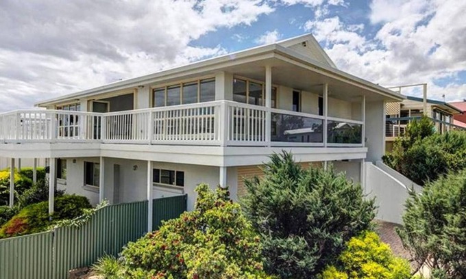 Hayborough House | Breezes@Hayborough - Coastal Beach house & pet-friendly!