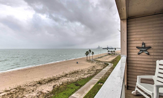 North Beach Condo | Breezy Beachfront Condo in Heart of Corpus Christi