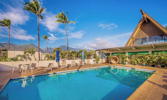 Kahului Hotel | Breezy Retreat: Couple's Oceanfront Escape with Pool Access | Near Ho'aloha Park