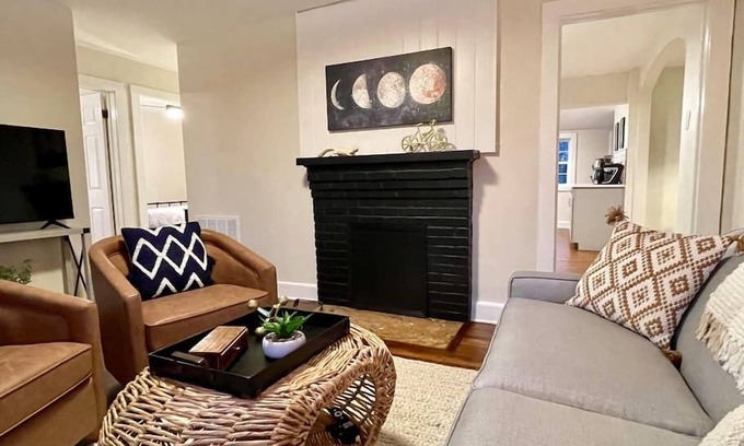 Brevard House | Brevard Bike and Hike Retreat (Walk to Downtown!)