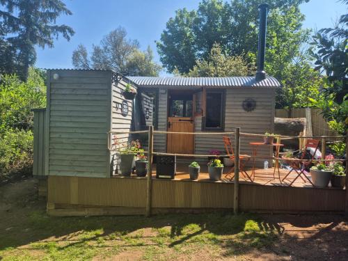 Milton Malsor House | Brewers Bolt Cozy Unique Shepherds Hut - Hot Tub!
