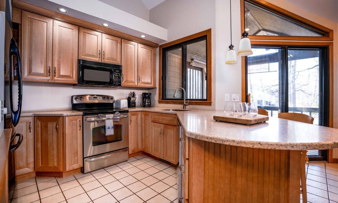 Fontana House | Briarwood Serenity at Abbey Springs – Secluded 4 BDR in Desirable Resort!