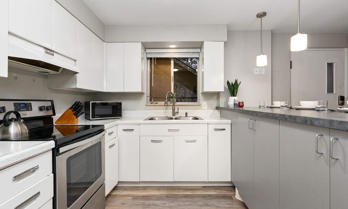 Old Town Condo | Brick Suite | Bright & Bold Retreat Near Old Town