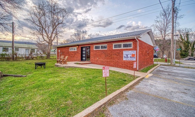 Jasper House | BrickHouse off the Square - Cozy 3 bedroom house