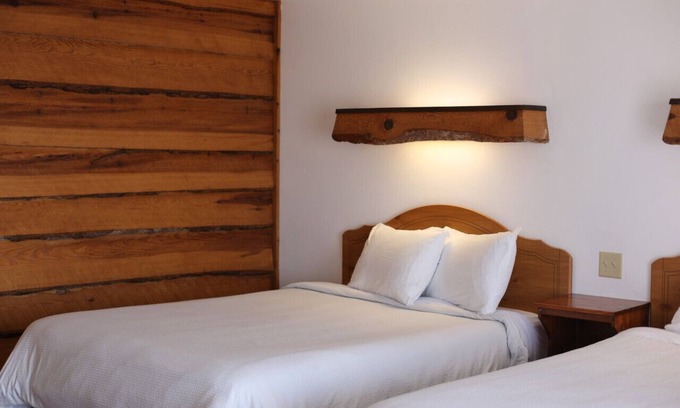 Tomahawk Hotel | Bridge Inn 1st Floor 2 Queens Walkout w River View