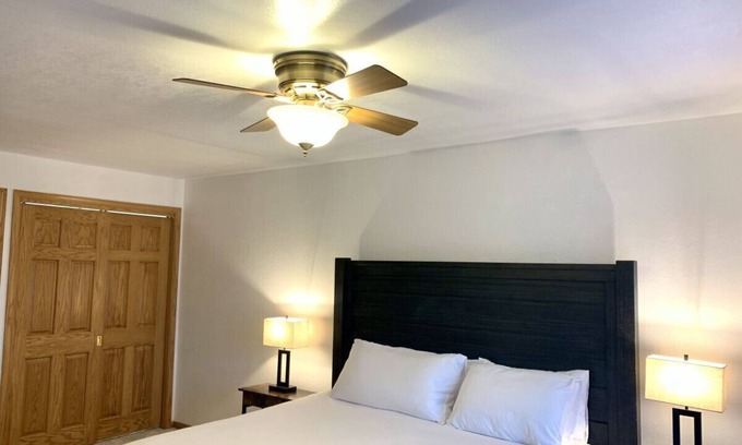 Tomahawk Cabin | Bridge Inn Suite101 Kitchen1King 2Futons RiverWiew