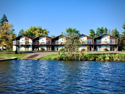 Tomahawk House | Bridge Inn Tomahawk - 2nd Floor, 2 Queen Beds, Balcony, River View