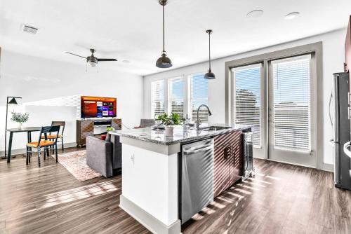 Fort Worth Apartment | Bright 2BD 2BA Suite Gym and Pool City Center Stay