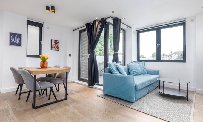 Kentish Town Apartment | Bright 2BR - 2Bath Apt with Balcony | Kentish Town