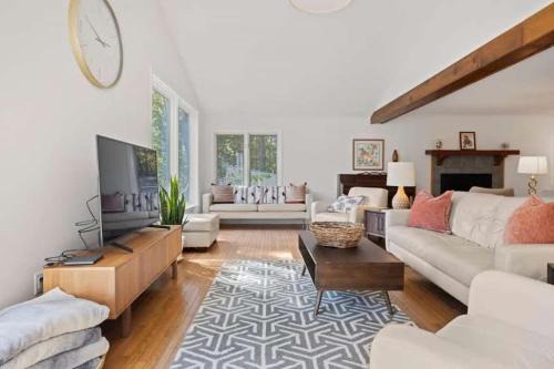 Hendersonville House | Bright 2BR Cabin with Sunroom Firepit Near Trails