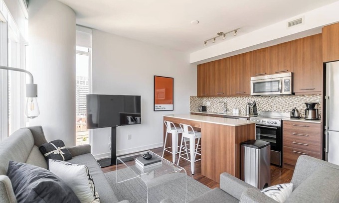 Moss Park Condo | Bright 2BR Condo with Amazing View and Parking!