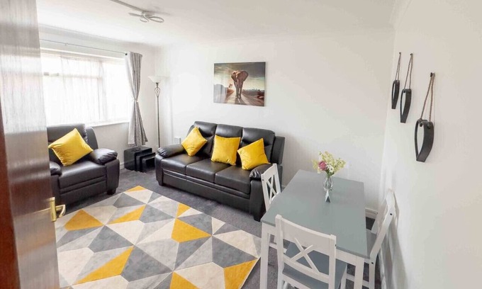 Greenwich House | Bright 2BR home with private garden & easy London access