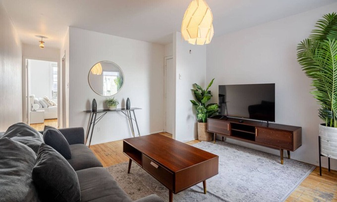 Plateau Mont Royal Apartment | Bright 2BR in Plateau Mont-Royal | Downtown