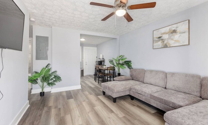 Columbus Apartment | Bright 2BR Retreat I Free Parking