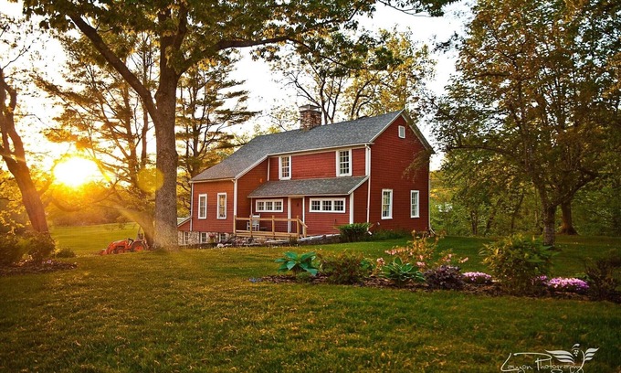 North Bennington Cottage | Bright 3-Bedroom Historical Cottage w/pool table