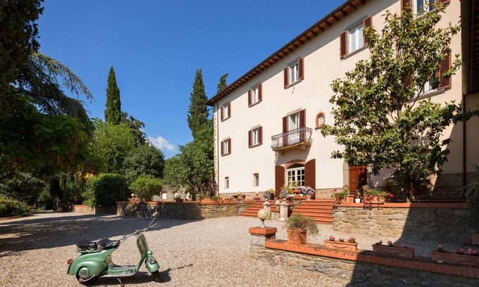 Pieve al Bagnoro Apartment | Bright 6-persons apartment in period villa, located on the outskirts of Arezzo. Infinity pool with w