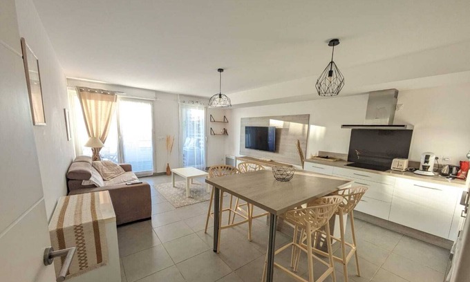 Saint-Jean-de-Vedas Apartment | Bright, air-conditioned apartment with double terrace and parking.