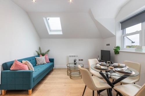 Leatherhead Apartment | Bright & Airy 2-Bedroom, Leatherhead, Sleeps 4
