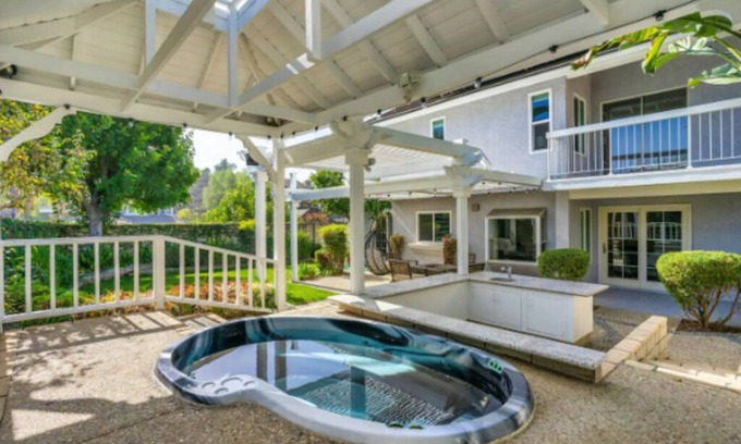 Walnut House | Bright & Airy 3 BDRM Home w/Pool Table & Hot Tub