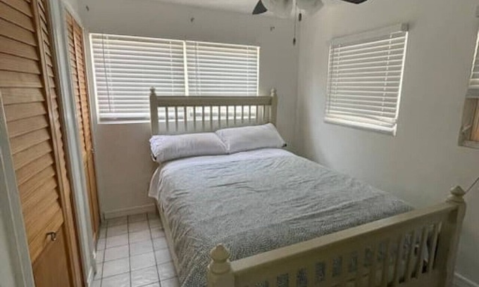 Sailboat Bend Apartment | Bright airy one bedroom bungalow