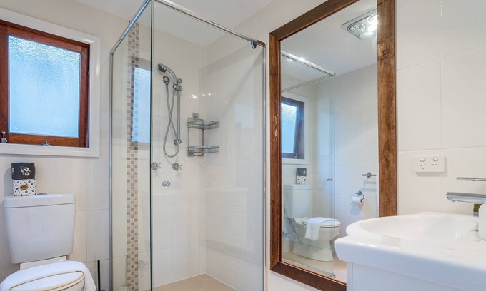 Bardon House | Bright Airy Queenslander 3kms from City with Views