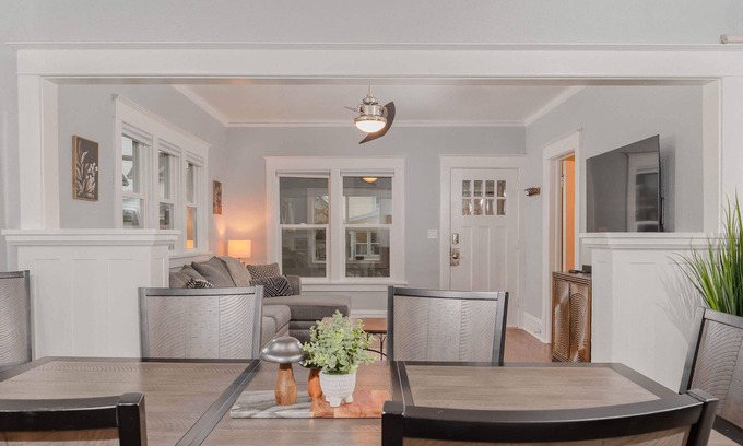 Oshkosh House | Bright and Airy Bungalow - 4 Bed 1 Bath