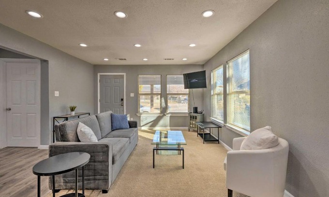 Fort Worth House | Bright and Airy Home with Yard in Dtwn Fort Worth