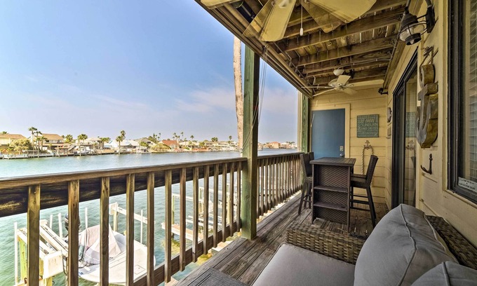 Corpus Christi Condo | Bright and Breezy Condo, 2 Mi to Whitecap Beach!