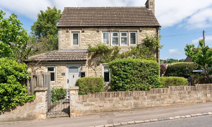 Avening Cottage | Bright and cosy two bedroom holiday cottage with wood burning stove - Hillcrest Cottage