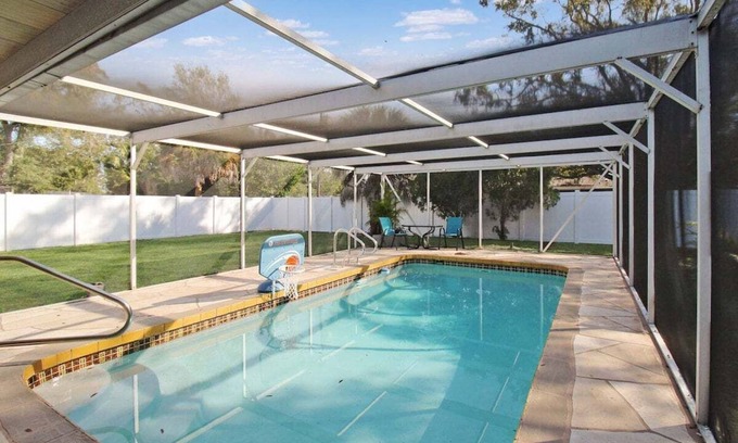 Sarasota Springs House | Bright and cozy pool home in Sarasota - Bali Poolside