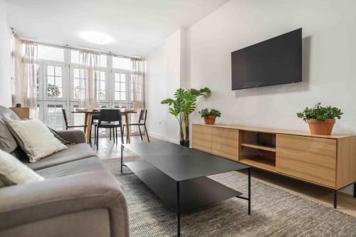Parque Ayala Apartment | Bright and modern apartment by REMS