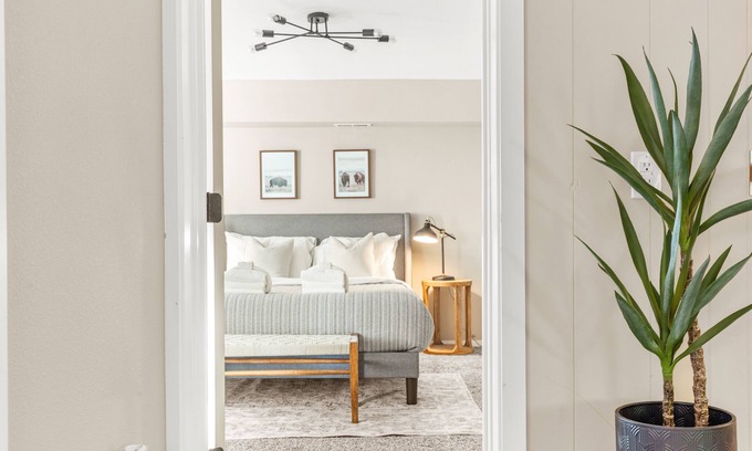 Camas Apartment | Bright and Modern Basement Apartment 14 miles to PDX