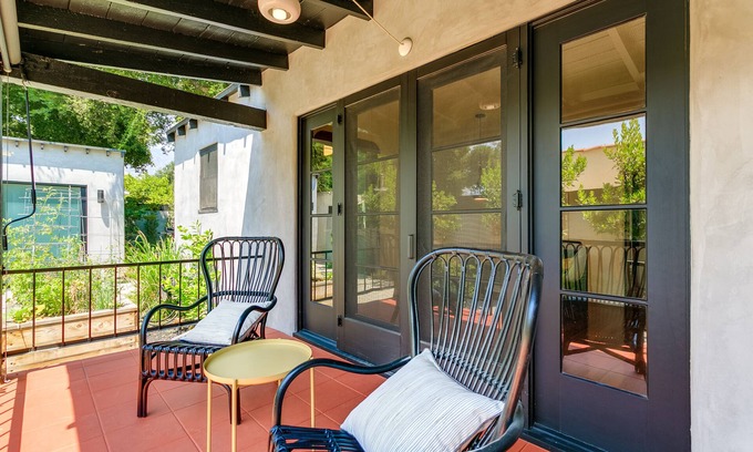 Altadena House | Bright and modern stylish home – Close to Old town Pasadena and Downtown L.A.