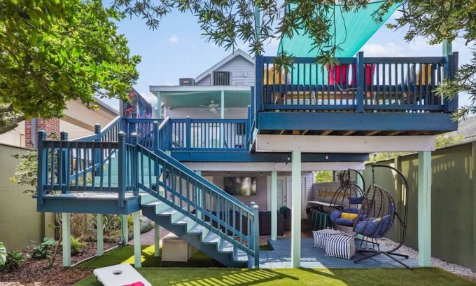 West Riverside House | Bright and Open 5-Bedroom w/Patio | Sleeps 10!