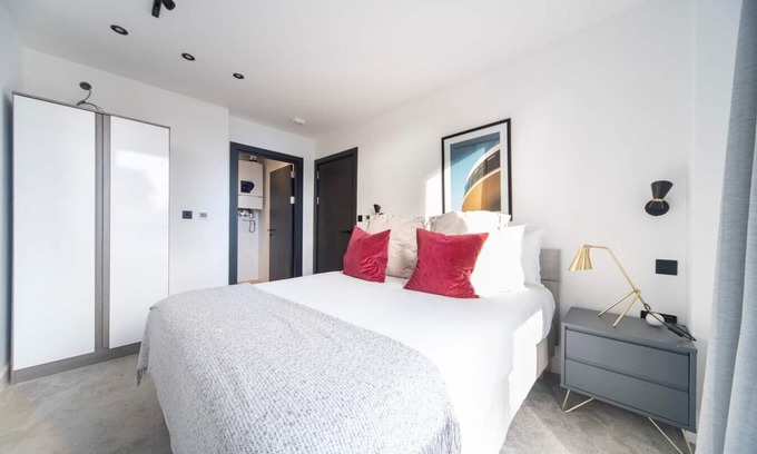 Kentish Town Apartment | Bright and Quiet | Spacious Apt with Balcony and Lift