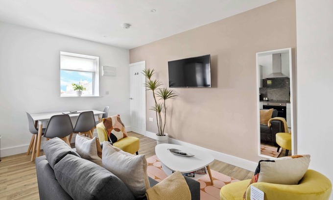 Old Trafford Apartment | Bright and Spacious 2 Bed Apartment in Saltash