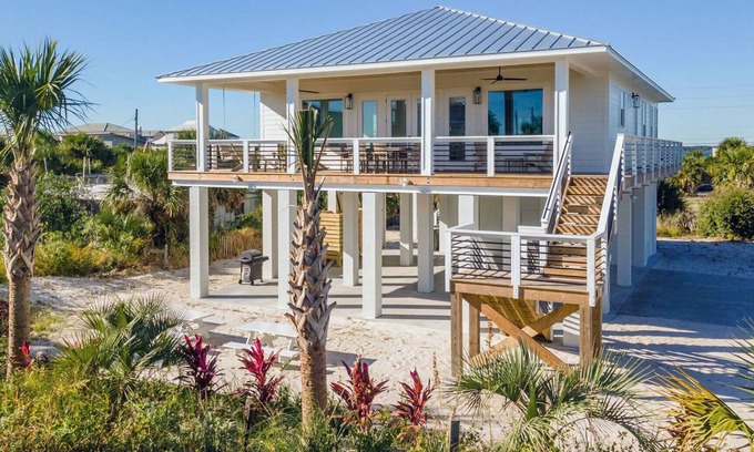 Villa Primera House | Bright and stylish beach house on Via De Luna/Close to the main beach area!
