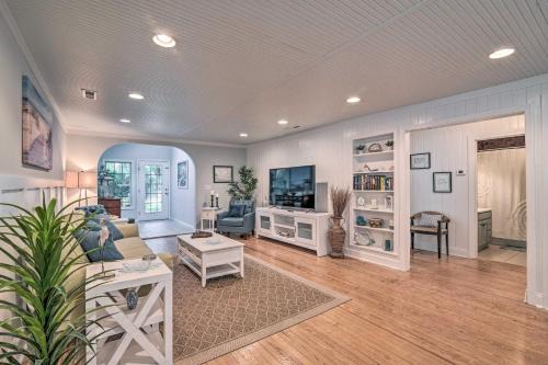Murrells Inlet House | Bright and Sunny Home about 14 Mi to Myrtle Beach!