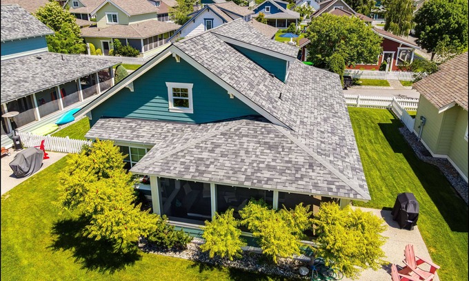 Oroville Cottage | Bright and sunny, inside and out, and just a short walk to Lake Osoyoos