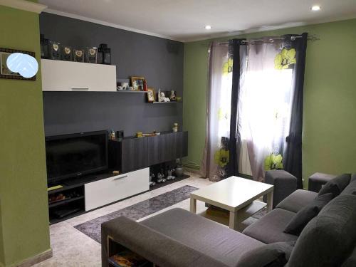 Barbastro Apartment | Bright apartment in Barbastro, 70m², parking included