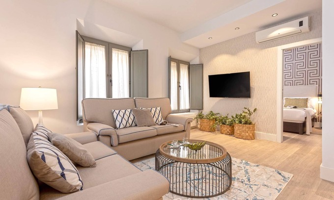 Central District Apartment | Bright apartment in Granada. Varela