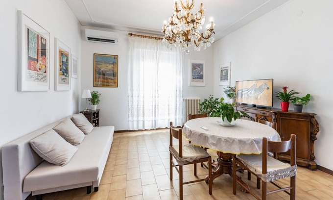 Pescara Apartment | Bright apartment that accommodates up to 4 people, equipped with all the comforts for a pleasant stay, with two bedrooms and a panoramic terrace that offers a beautiful view of the Maiella and Gran Sasso mountains. The accommodation is located in the cen